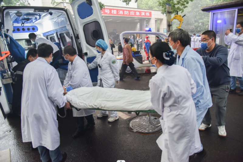 湖南省脑科医院（湖南省第二人民医院）开展大型消防应急演练，提升全员应急处置水平。  均为医院供图